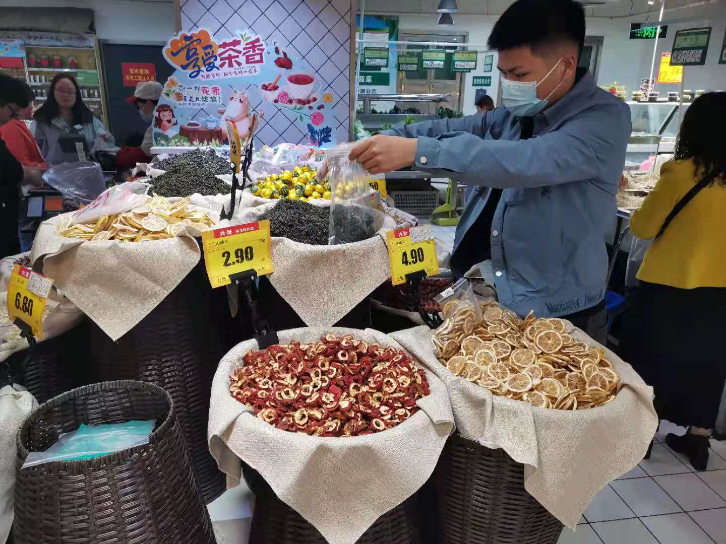 郑州谱尼测试服务有限公司抽样人员在对茶叶进行现场抽样 (2).png