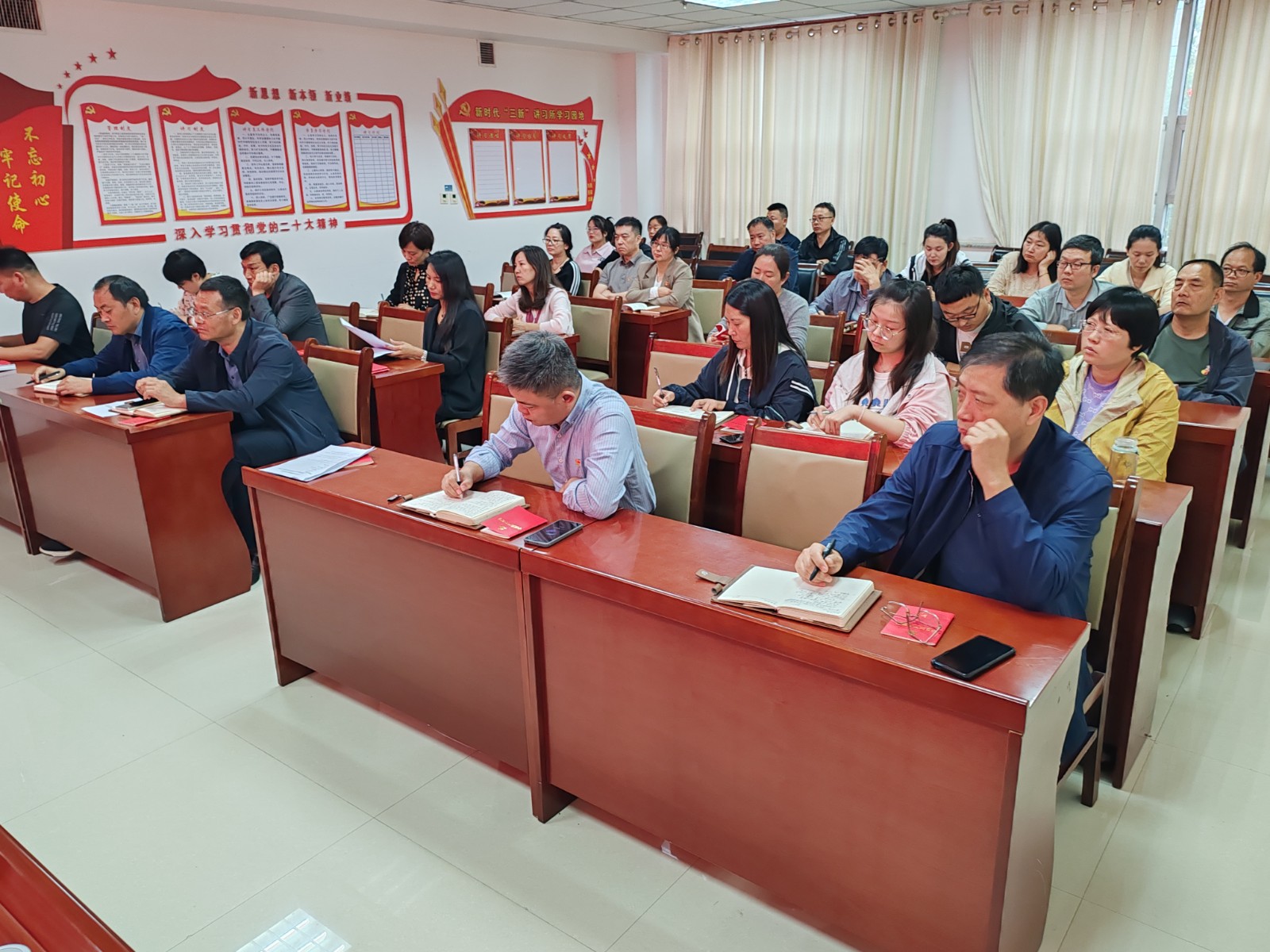 专题党课3.jpg