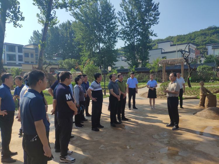 偃师区区委副书记赵玉勋到宜阳县锦屏镇杏花村考察调研美丽乡村建设